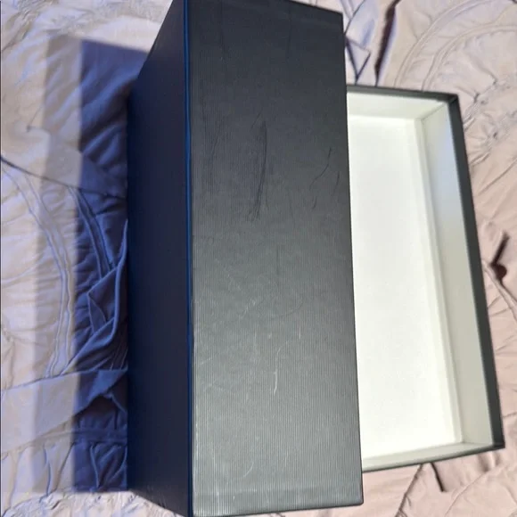 Gucci Luxury Black and White Shoe Box - Picture 3 of 4